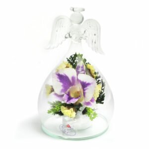 Цветок орхидеи в вазе в форме ангела.